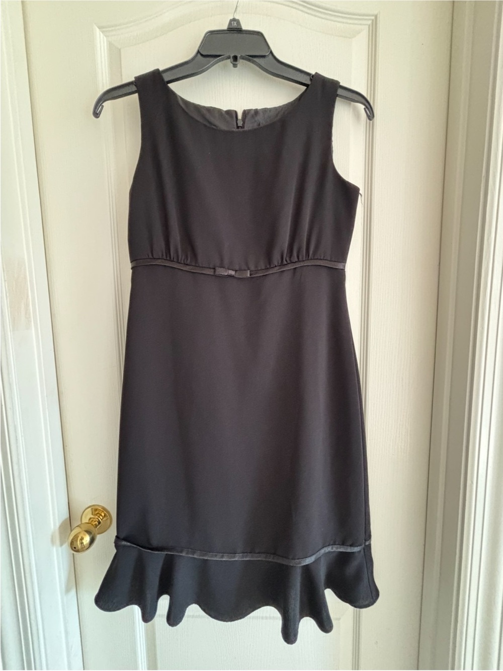 Unbranded sz 8/10 Classic Black Sleeveless Ruffle-Hem Dress bow detail LBD midi